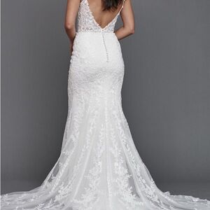 Unworn NEW Elegant White Lace Wedding Dress